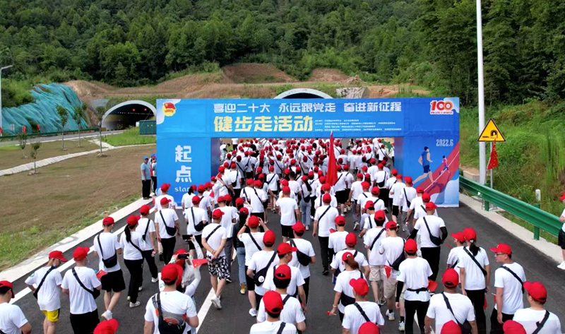 池州市團(tuán)委“喜迎二十大、奮進(jìn)新征程、永遠(yuǎn)跟黨走”健步走活動在公司G318項目舉行6